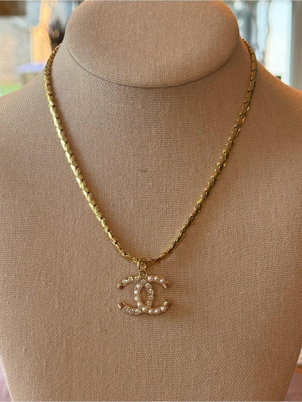 Gold tone CC Pearl and Crystal Pendant on 16” 🩷 link Necklace - Picture 3 of 9